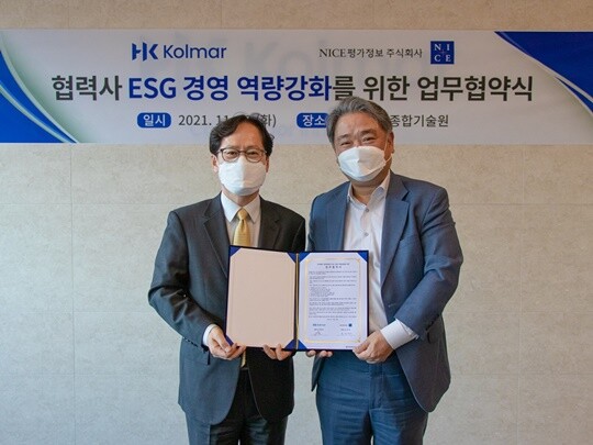 ‘협력사 ESG 경영 역량강화를 위한 업무협약식’에서 안병준 한국콜마 대표(오른쪽)와 박병수 나이스평가정보 전무(왼쪽)가 기념사진을 찍고 있다. 사진=한국콜마 제공