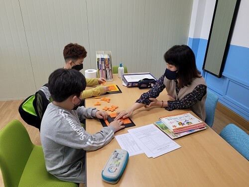 선생님과 학생들이 맞춤형 수업을 하고 있다. (사진=경북교육청 제공)