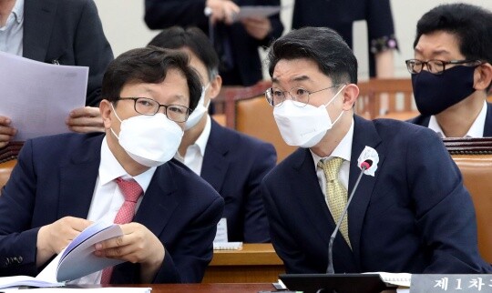 지난 7월 14일 오전 국회에서 열린 기획재정위원회 조세소위원회가 열려 이억원 제1차관(오른쪽)이 김태주 세제실장과 대화하고 있다. 사진=박은숙 기자
