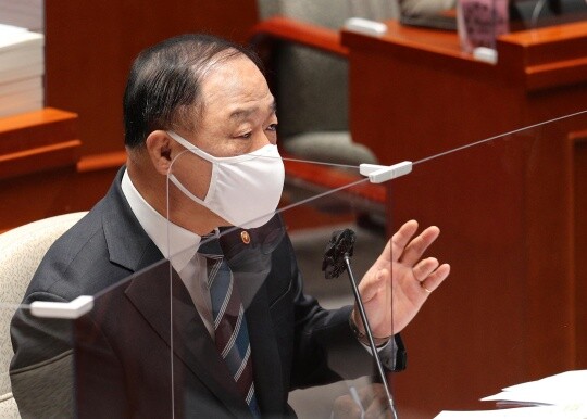 지난 11월 9일 홍남기 경제부총리가 오전 국회에서 열린 예산결산특별위원회에서 2022년도 예산안에 대한 의원들의 질문에 답변하고 있다. 사진=박은숙 기자