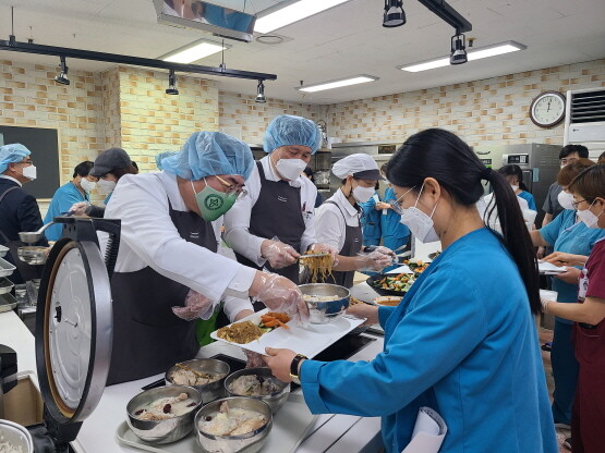 삼계탕을 배식하는 오경승 병원장