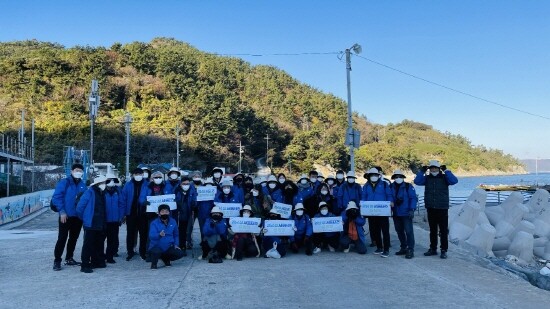 경남 섬 서포터즈 40여 명이 추도에서 섬 탐방을 갖는 모습.