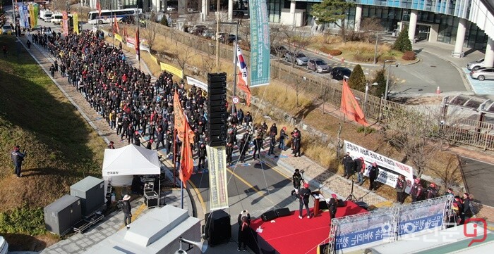 12월 1일 세종시 공정거래위원회 앞에 운집한 건사협 회원들이 건설노조의 행태에 대해 울분을 토하고 있다.