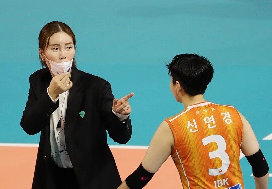 팀 이탈, 감독대행 부임 등으로 배구계 이목이 쏠렸던 김사니 감독대행이 자진사퇴를 결정했다. 사진=연합뉴스