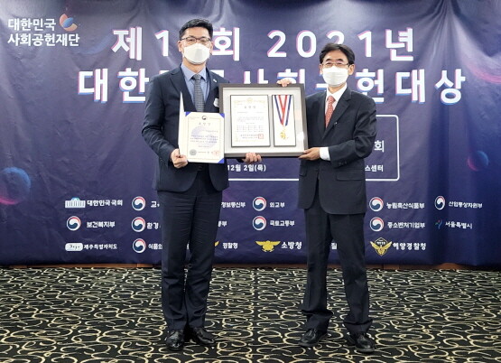 시상식 후 가진 기념 촬영 모습. 왼쪽부터 김영춘 기술보증기금 상임이사와 박광무 한국서비스산업진흥원 원장.