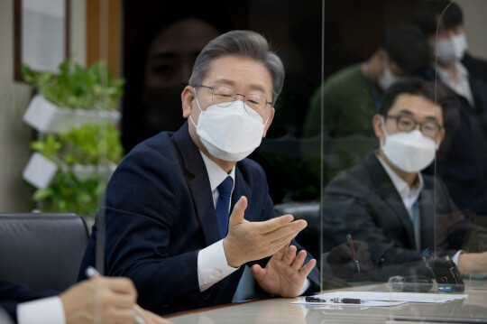 이재명 더불어민주당 대선후보 측이 윤석열 국민의힘 대선후보에게 일대일 토론을 촉구했다. 지난 3일 삼성경제연구소에 방문한 이 후보 모습. 사진=이종현 기자