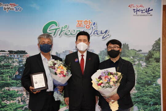 (왼쪽부터)박영섭 포항시전통시장상인연합회 전임회장, 이강덕 포항시장, 허창호 현임회장 <포항시 제공>