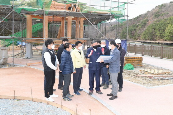 오규석 기장군수가 좌광천 상류 병산저수지 일원 병산둘레길을 방문한 모습.