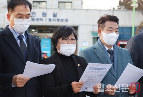 전승희 도의원이 공흥지구 특혜의혹 수사를 촉구하는 성명서를 낭독하고 있다.