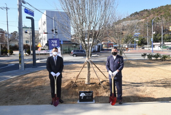 고 박태준 포스코명예회장의 10주기 추모식에 맞춰 오규석 기장군수(오른쪽)와 박성빈 유족대표는 12월 14일 ‘박태준기념관’ 개관 기념식수 행사를 가졌다.