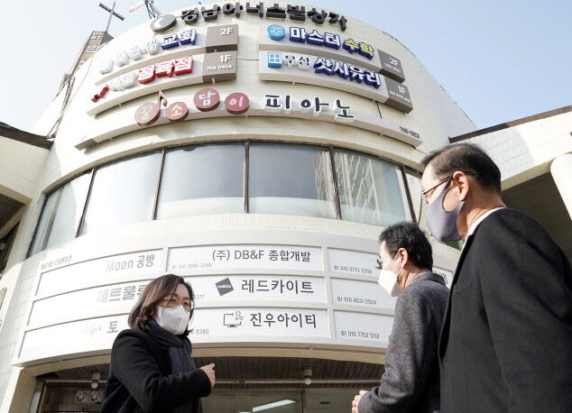 은수미 성남시장이 간판개선사업 현장을 둘러보고 있다. 사진=성남시 제공