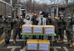 인천 미추홀구 통합방위협의회는 연말을 맞아 관교동 육군 제7873부대 2대대에 방한용품 플리스 티셔츠 70매를 전달했다. 사진=미추홀구 제공