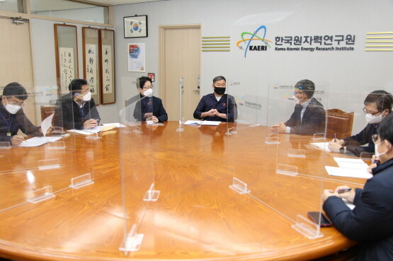 한국원자력연구원을 찾은 오규석 기장군수(왼쪽 네 번째).