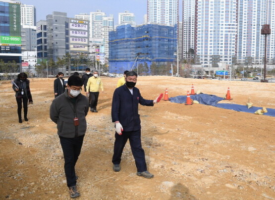 오규석 군수가 일광 빛·물·꿈 교육행복타운 현장을 점검하는 장면. 사진=기장군