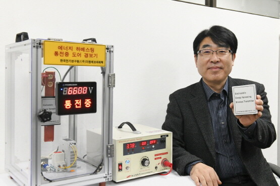 에너지 하베스팅 기반 ‘무선 통전 알림 기술’과 이를 개발한 한국전기연구원 배준한 박사. 사진=한국전기연구원
