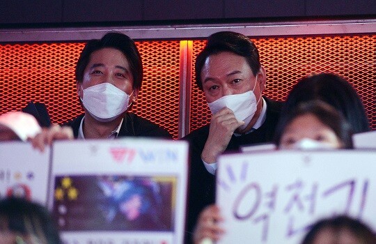 윤석열 국민의힘 대선 후보와 이준석 당대표가 1월 12일 서울시 종로구 그랑서울 타워1에서 열린 2022LCK스프링 개막전을 관전하고 있다. 사진=국회사진취재단