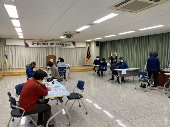 학교급식종사자 이동 의료서비스 실시 장면. 사진=부산교육청