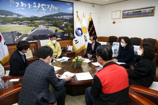 소나무재선충병 방제대책 논의 장면. 사진=김해시