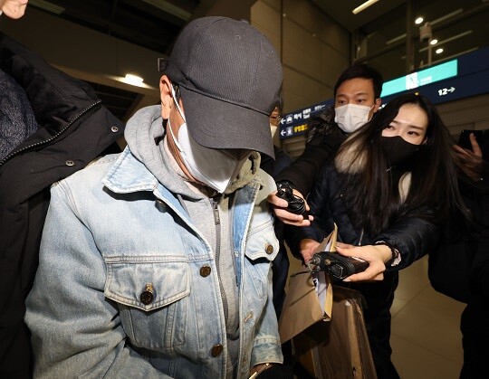 라임자산운용 사건의 핵심 인물인 김영홍(도피 중) 메트로폴리탄 회장의 측근 정 아무개 씨(사진)가 송환됐다. 사진=연합뉴스