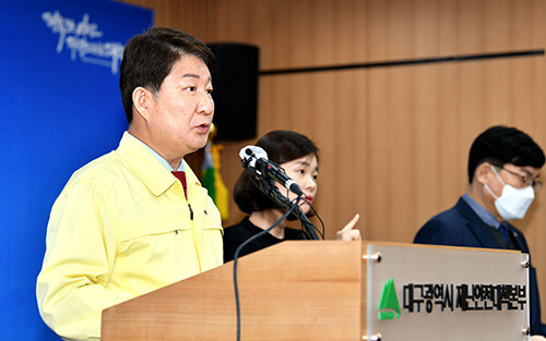 24일 오전 권영진 대구시장이 시청 상황실에서 오미크론 확산 대응을 위한 대시민 담화문을 발표하고 있다 (사진=대구시 제공)
