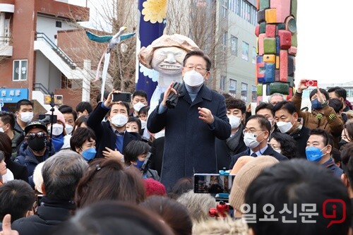 이재명 더불어민주당 대선 후보가 24일 오후 서울·경기 매타버스(매주 타는 민생 버스) '걸어서 민심 속으로'의 일환으로 경기 양평군 양평시장 라온광장을 찾아 연설을 하고 있다.