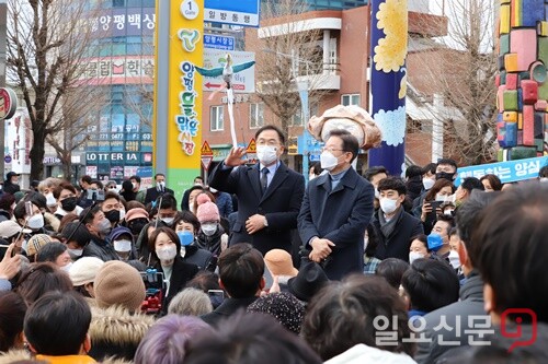 여주시양평군지역위원회 최재관 위원장이 이재명 후보 지지를 호소하고 있다.