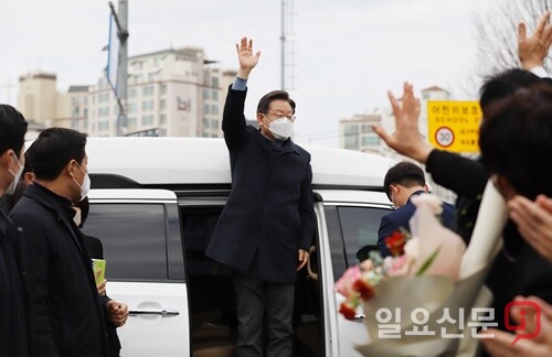 이재명 후보가 양평군 양평시장 라온광장에 도착, 군민들을 향해 손을 흔들고 있다.