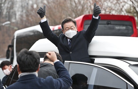 이재명 더불어민주당 대선 후보가 1월 25일 오전 경기 포천시농업기술센터에서 열린 농업 공약 발표를 위해 하차하며 시민들을 향해 손을 들어 보이고 있다. 사진=국회사진취재단