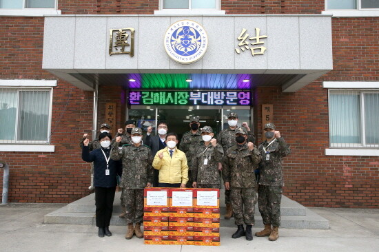 관내 군부대 방문 격려 모습. 사진=김해시