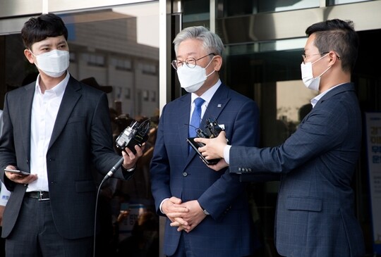 ‘친형 강제입원’ 관련 허위사실 공표 혐의에 대해 2심에서 당선무효형을 선고받았다가 대법원의 원심 파기환송으로 지사직을 유지하게 된 이재명 당시 경기도지사가 수원시 경기도청에서 입장을 밝히고 있다. 사진=박정훈 기자