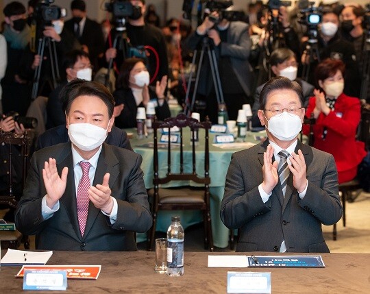 여야 대선 후보들이 가상자산 공약을 발표하면서 업계 시선이 쏠린다. 윤석열 국민의힘 대선 후보(왼쪽)와 이재명 더불어민주당 후보가 1월 18일 여의도 CCMM 빌딩에서 열린 소상공인연합회 신년 하례식에 참석한 모습. 사진=이재명 캠프 제공