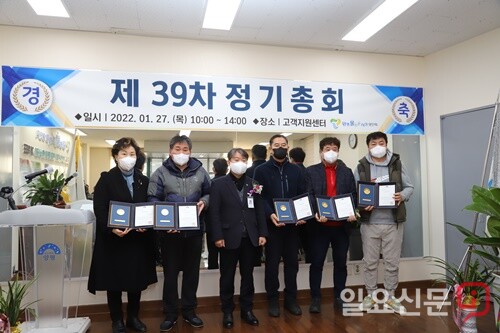 양평군수 표창 수상자들이 상장을 전수한 일자리경제과 전봉준과장과 기념촬영을 하고 있다.