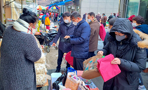 경북도 건설도시국 직원들이 설을 맞아 경주 건천 시장에서 전통시장 장보기 행사를 갖고 있다. (사진=경북도 제공)