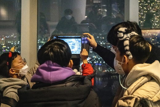 SRT매거진 사회공헌활동 ‘어린이와 함께하는 따뜻한 여행’ 1월 프로그램에 참여한 어린이들과 SR 객실장이 서울 야경을 마음에 담고 있다. 사진=SR 제공