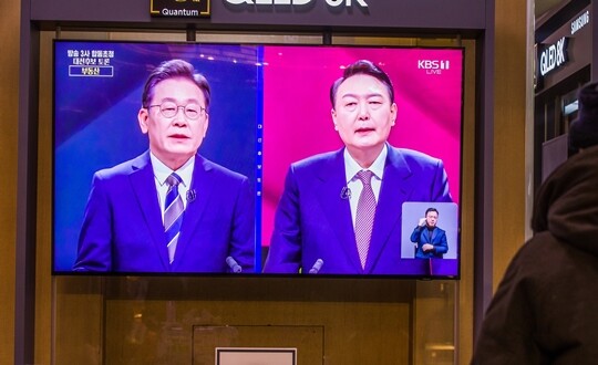 2월 3일 열린 첫 번째 여야 대선 후보 4자 TV토론 방송을 시민들이 서울역 대합실에서 TV로 시청하고 있다. 사진=최준필 기자