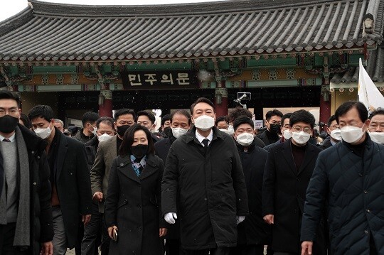 2월 6일 윤석열 국민의힘 대선 후보가 광주 국립 5·18민주묘지를 찾아 참배했다. 사진=윤석열 캠프 제공