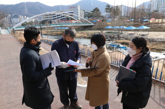 오규석 기장군수는 9일 오후 2시 30분경 정관읍 좌광천 자전거도로 내 공영자전거 스테이션(대여소) 설치 예정지를 방문해 ‘공영자전거 무인대여시스템 구축사업’ 추진 현황에 대해 점검했다. 사진=기장군