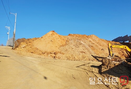 양평군 복포리 임야의 흙을 파내는 과정에서 법규상 설치하도록 되어 있는 세륜시설 등을 설치하지 않고 공사를 강행하다 양평군에 적발되어 공사중지 명령과 함께 경찰에 고발조치 된 것으로 알려졌다. 사진=김현술 기자