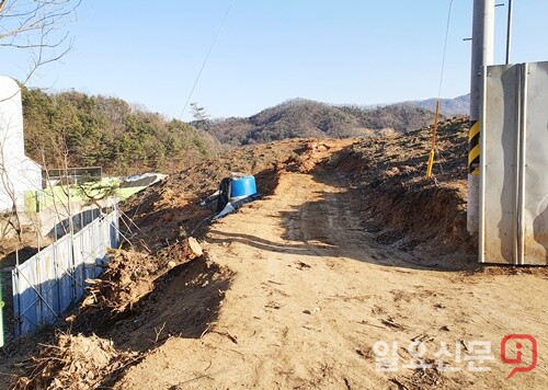 이 건 사업지 임야 뒤쪽에는 아예 가림막조차 설치되어 있지 않아 지도·감독이 필요하다는 지적이다.  사진=김현술 기자