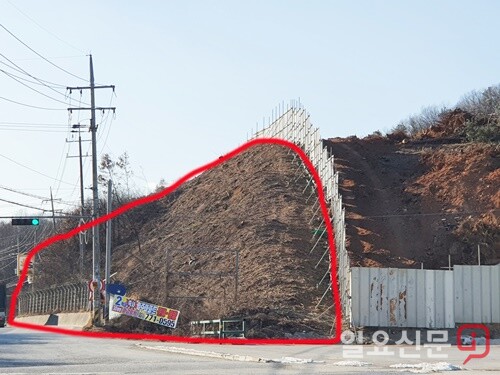 국토관리청 점용허가를 받지 않고 접도구역 임야(빨간 선 내)를 무단으로 벌목하여 처벌이 예고되고 있다.  사진=김현술 기자