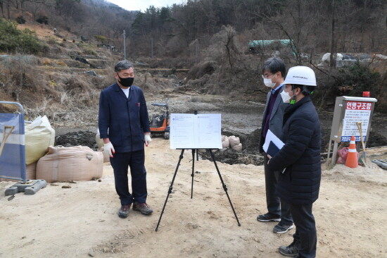 오규석 기장군수가 입석 저수지 정비공사 현장을 방문한 모습. 사진=기장군