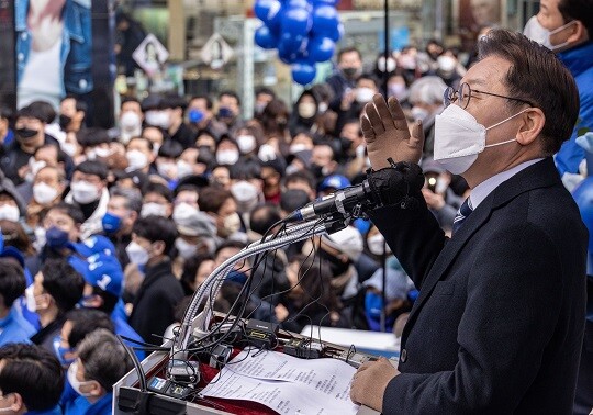 이재명 더불어민주당 대선후보가 제20대 대통령 선거 공식 선거운동 첫날인 지난 15일 대전시에서 지지를 호소하고 있는 모습. 사진=연합뉴스