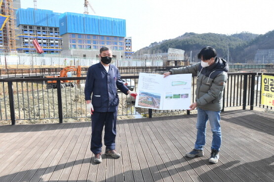 오규석 군수가 일광신도시 저류지 공원화 사업 현장을 점검하는 모습. 사진=기장군