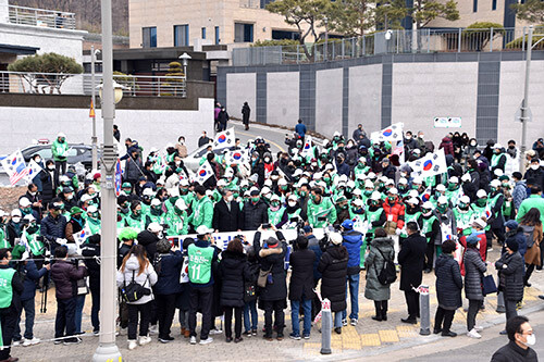 우리공화당 ​조원진 대통령 후보가 19일 오전 박근혜 전 대통령이 입주할 것으로 예정된 대구 달성군 사저를 찾아 유세를 벌이고 있다 (사진=우리공화당 제공)