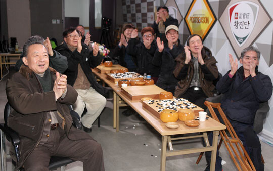 고교동문전은 개인의 명예뿐 아니라 학교의 명예가 걸려있기에 승부에 대한 열정이 더욱 뜨겁다. 승리하면 동창생들과 함께 기쁨을 나눈다. 사진=사이버오로 제공