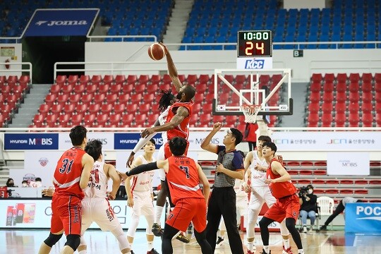 KBL 정규리그 일정에 변동이 생긴다면 플레이오프 경기 수가 줄어들 수 있는 상황이 벌어졌다. 사진=KBL