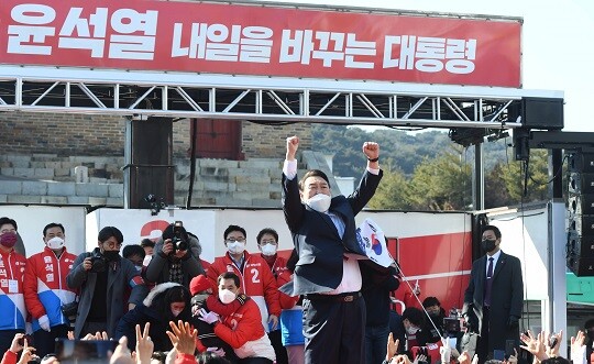 윤석열 국민의힘 대선 후보가 2월 24일 오후 경기 수원시 팔달문 앞에서 열린 유세에서 어퍼컷 세리모니를 하고 있다. 사진=국회사진취재단