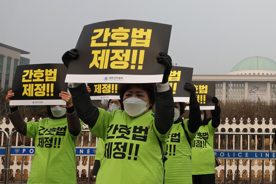 대한간호사협회 회원들이 지난해 12월 서울 영등포구 여의도 국회의사당 앞에서 간호법 제정 등을 위한 수요집회를 하고 있다. 사진=박은숙 기자