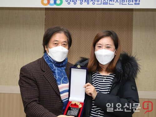 정주영 집행위원장이 이향란 공동대표의 감사패를 전달하고 있다.