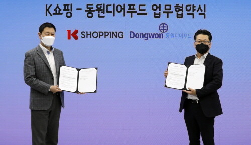 KT알파 정기호 대표(왼쪽)와 동원디어푸드 강용수 대표가 MOU 체결식 이후 기념사진을 촬영하는 모습. 사진=KT알파 제공